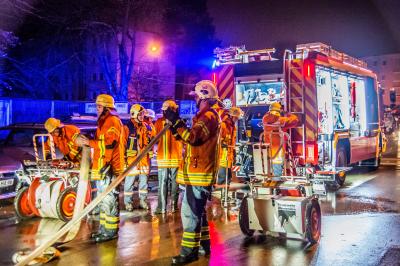 Winnenden-Schelmenholz: Brandstiftung im Wohngebiet - Feuerwehr schon an 3 Tagen mit brennenden Muellcontainern in einem Gebiet beschaeftigt